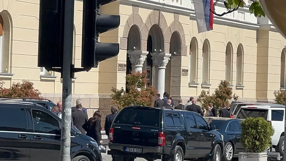 (ФОТО/ВИДЕО) Трамп Млађи стигао у Бански двор