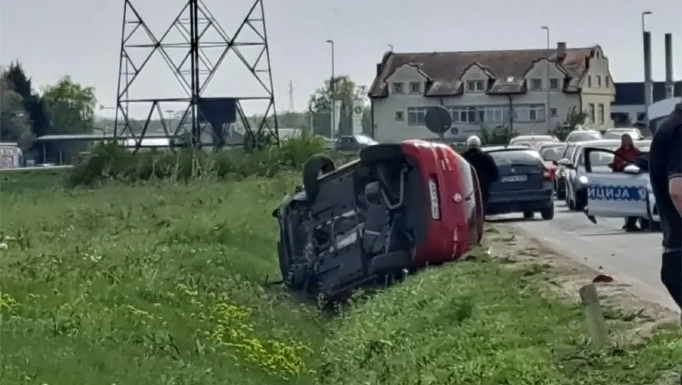 Удес код Бијељине: Голф преврнут завршио у каналу