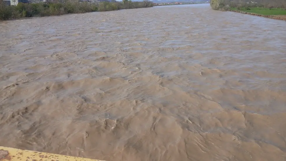 Ниво Босне у опадању, пут у насељу Врањак и даље затворен
