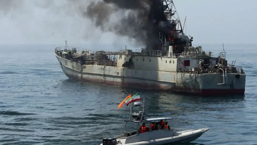 Тензије расту: Танкер под паљбом у Ормузу