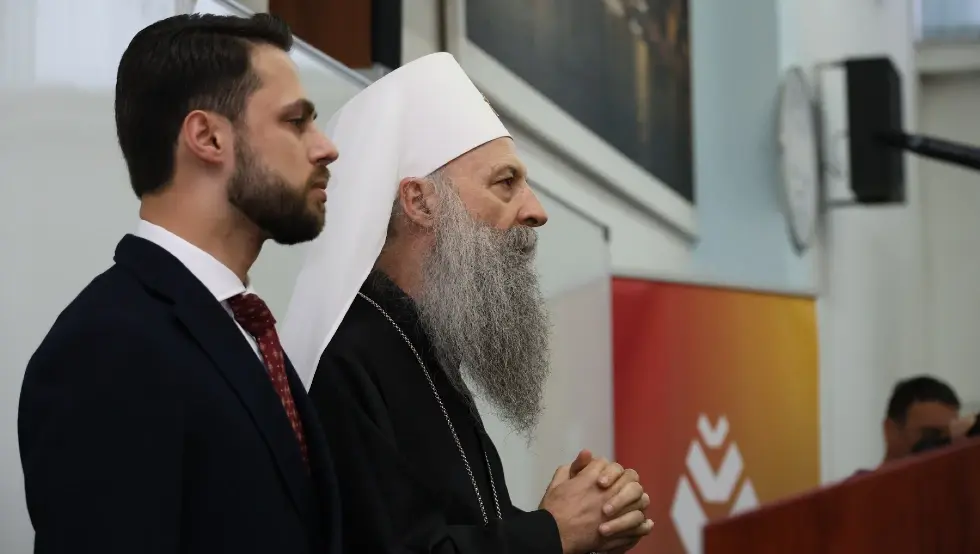 (ФОТО/ВИДЕО) Почело предавање патријарха Порфирија студентима у Бањалуци