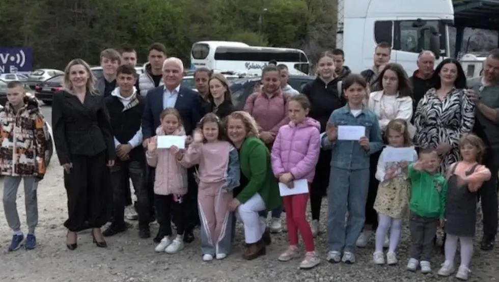 Уручено возило и стипендије за српску дјецу на Косову и Метохији