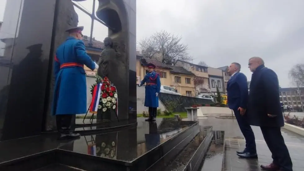 Минић у посјети Зворнику: Положени вијенци на централно спомен-обиљежје борцима Одбрамбено отаџбинског рата