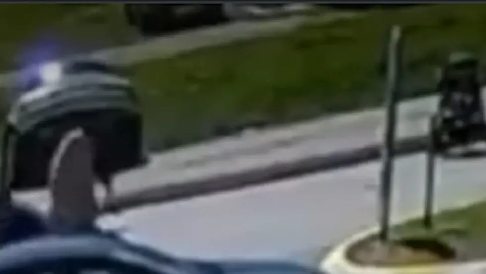 Возач на пјешачком „покупио“ мајку и бебу у колицима