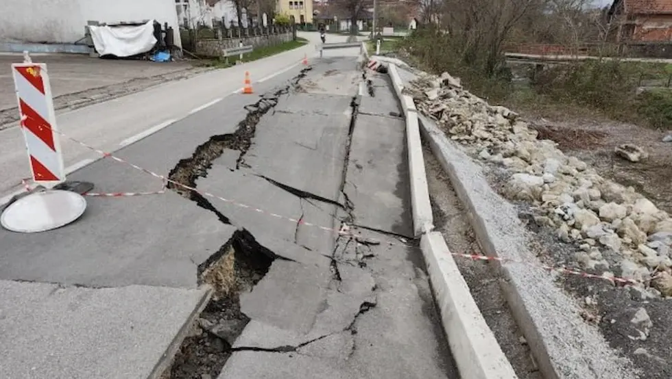 Одрон на регионалном путу Козарац - Мраковица