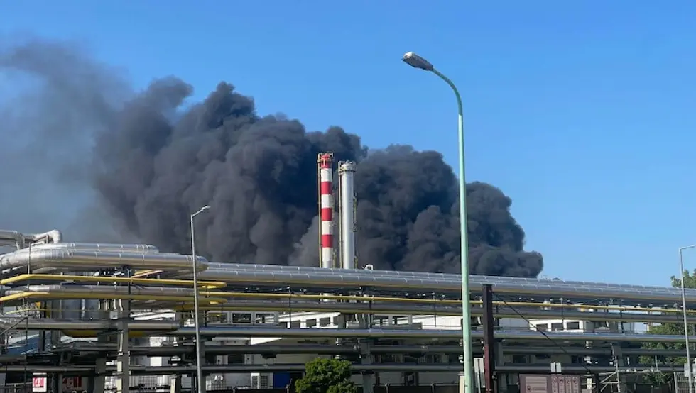 (ФОТО) Експлозија у постројењу МОЛ-а у Мађарској: Једна особа погинула, више повријеђених