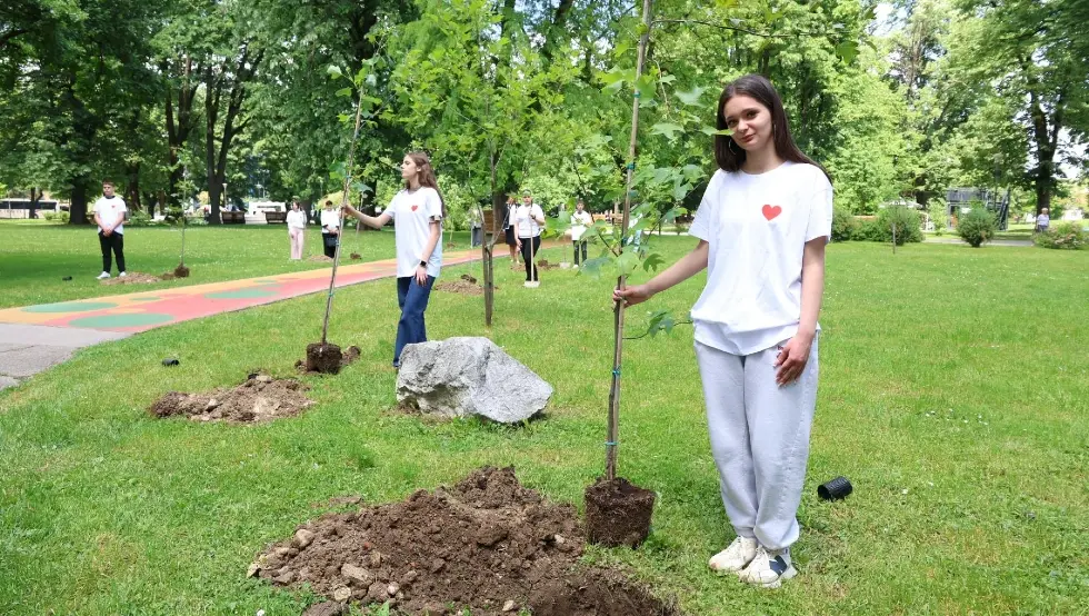 (ФОТО) "Алеја 12 беба" у парку "Младен Стојановић": Подсјетник на најболнију рану Српске