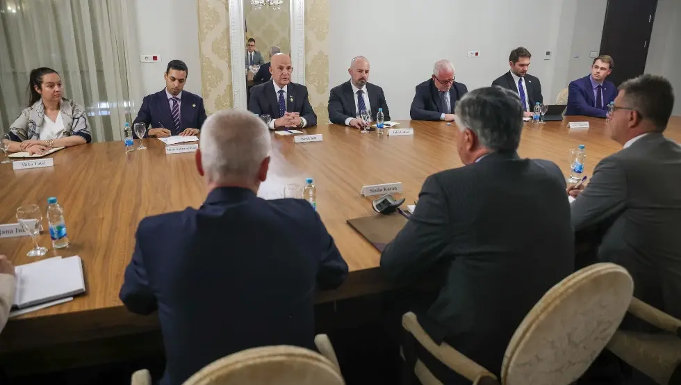 Конгресмени Селф и Субрамања