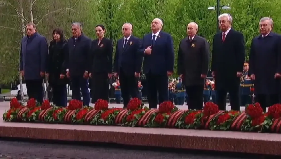 (ВИДЕО) Завршена Парада побједе: Делегације положиле вијенце на Гроб незнаног јунака