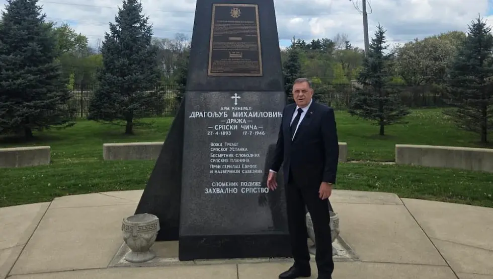 Додик код споменика генералу Михаиловић