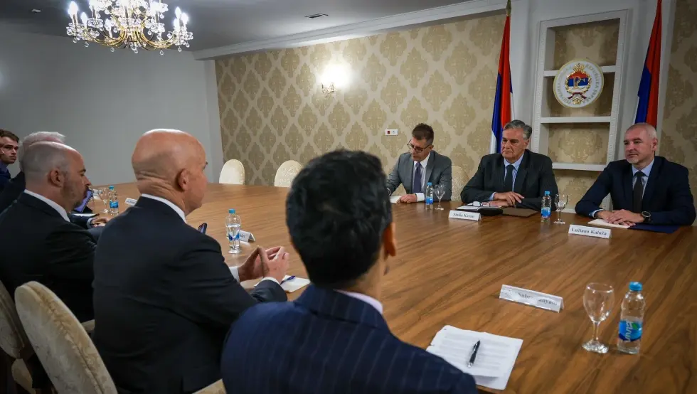Конгресмени Селф и Субрамања