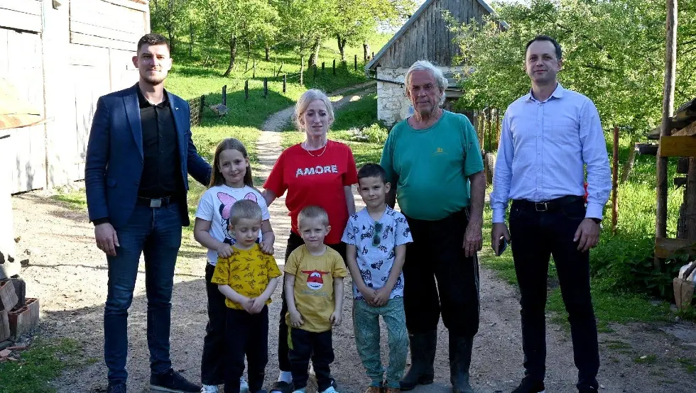 (ФОТО) Подршка Владе Српске: Породица са четворо дјеце из Рибника добила музну краву