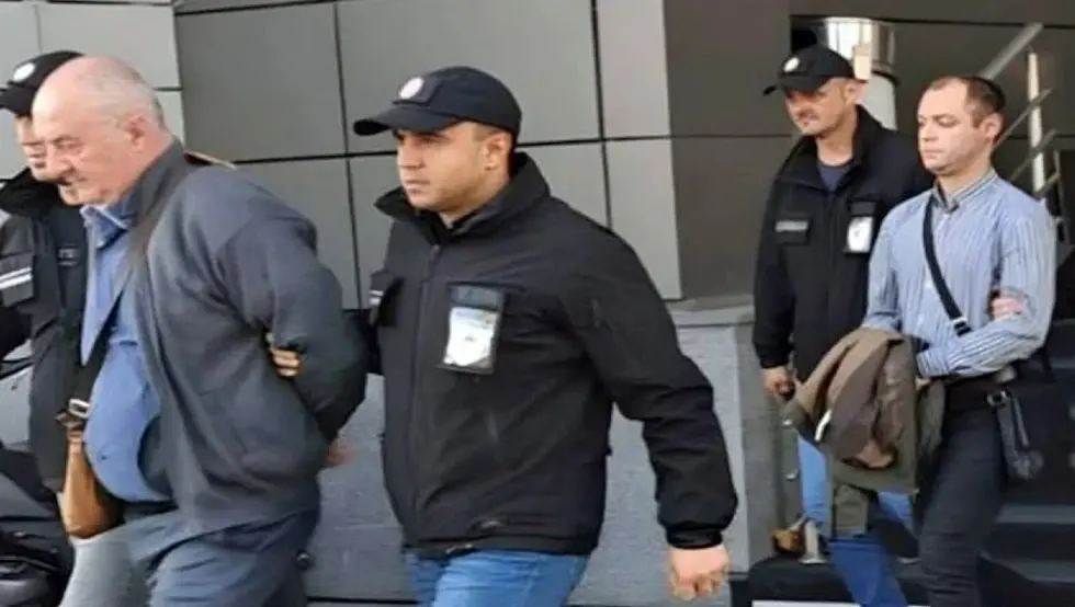 Порески извршитељи осуђени на затвор и новчане казне због примања мита