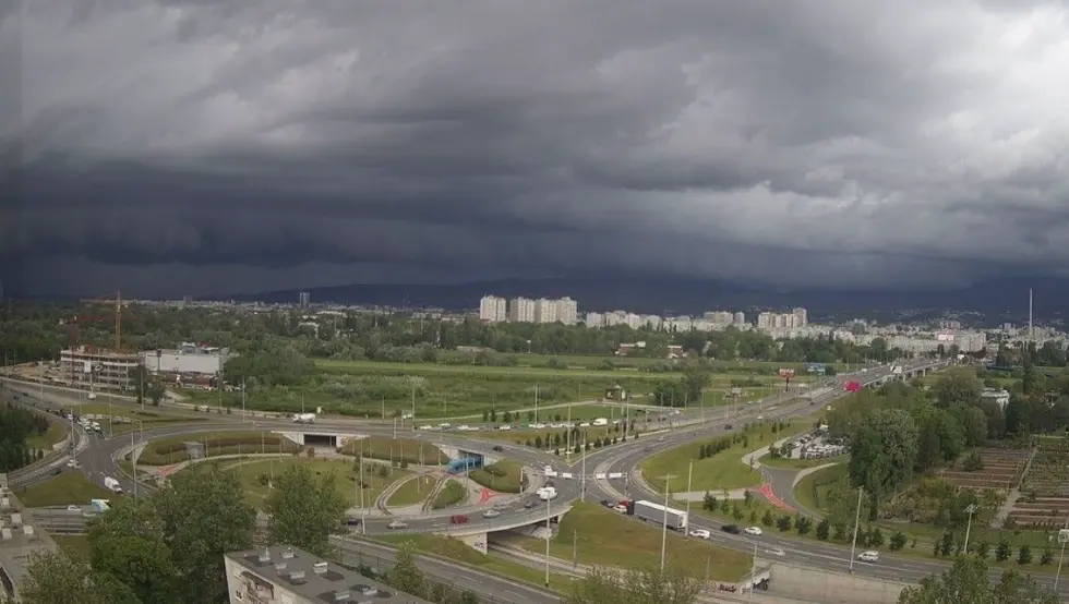 (ВИДЕО) Невријеме протутњало кроз Загреб: Вјетар рушио стабла