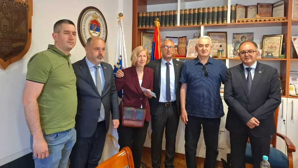 Уручени кључеви станова породицама погинулих бораца у насељу Гарча
