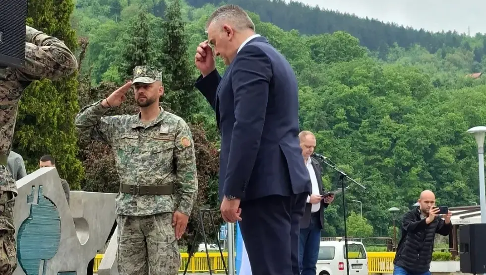 Минић положио вијенац на Централно спомен-обиљежје у Фочи