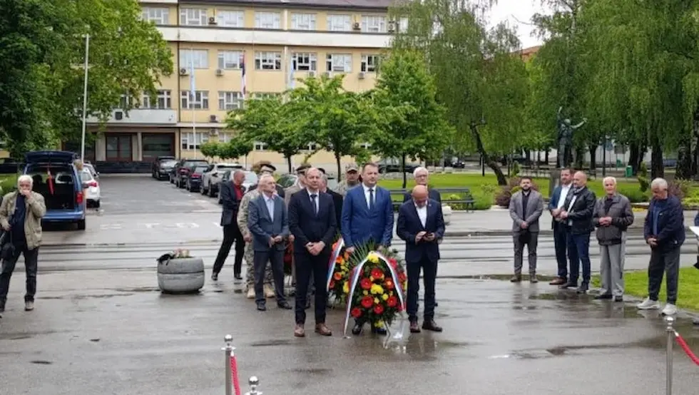 Приједор обиљежава Дан града; Положени вијенци на спомен обиљежје "За крст часни"