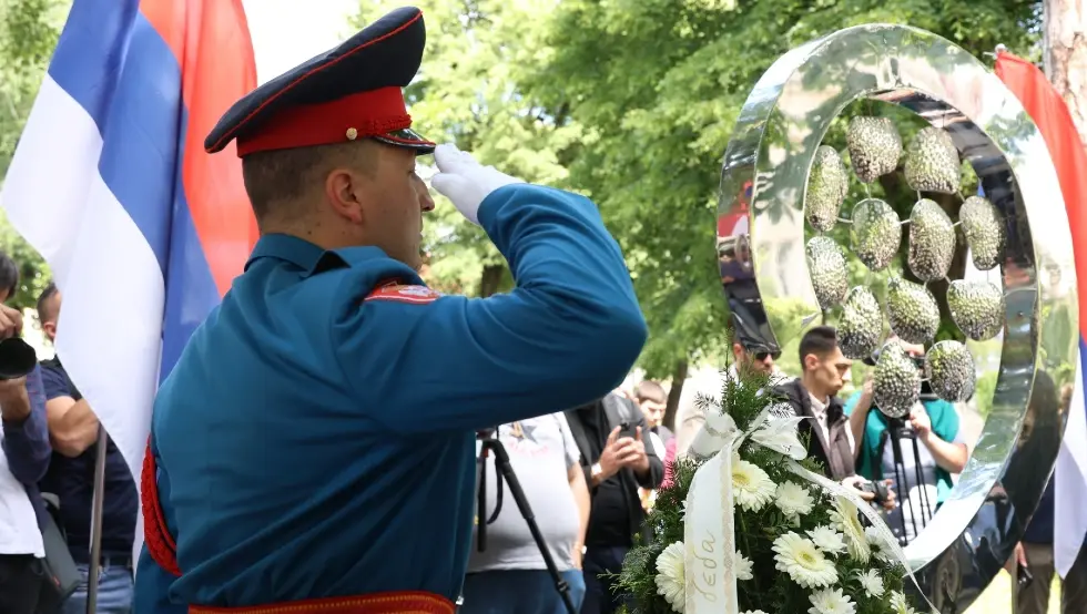 (ФОТО) Положени вијенци и цвијеће на спомен-обиљежје "Живот" у Бањалуци
