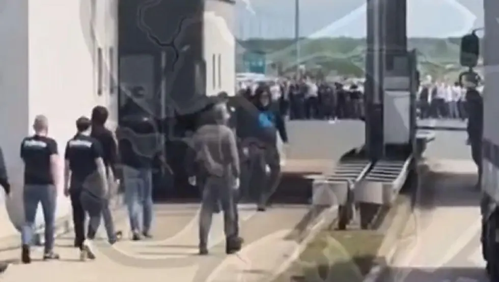 (ФОТО/ВИДЕО) Полиција сузавцем раздвајала навијаче Динама и Ријеке
