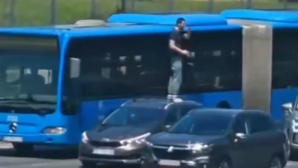 (ВИДЕО) Мушкарац скакао по аутомобилима на раскрсници у Загребу