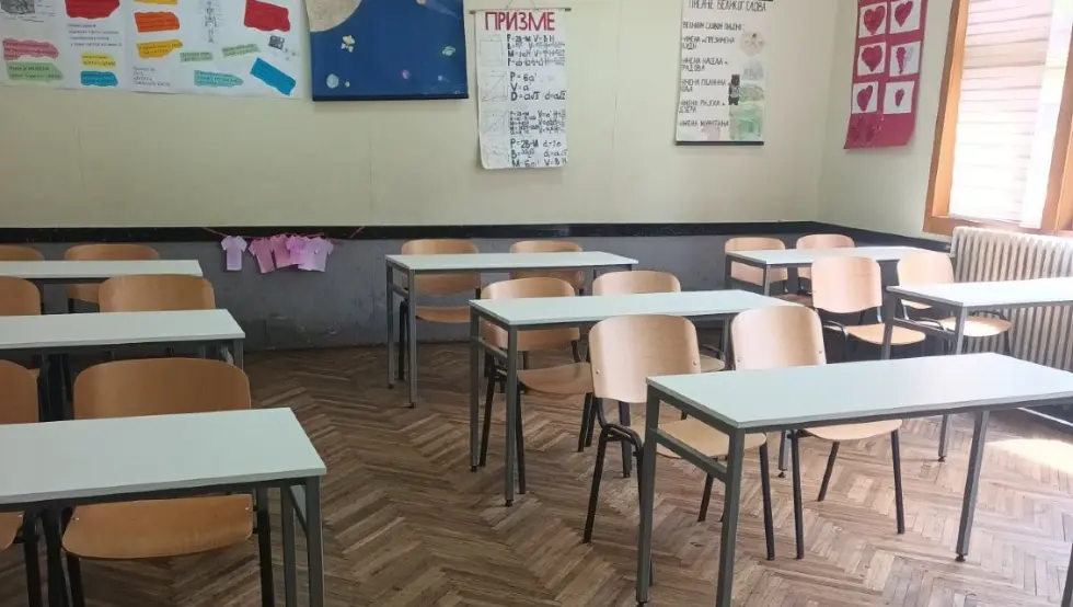 Бивши ученик донирао намјештај школи у Горњој Слатини