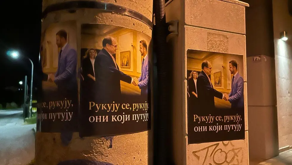 (ФОТО) Бањалука облијепљена плакатима Шмита и Станивуковића: „Рукују се, рукују, они који путују“