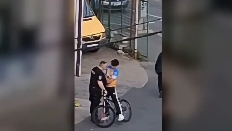 Полицајци из Тузле под истрагом након снимка у којем један од њих удара малољетника