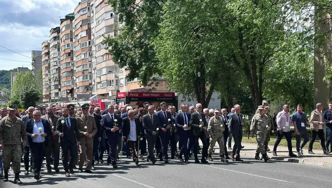 Помен Тузланска колона