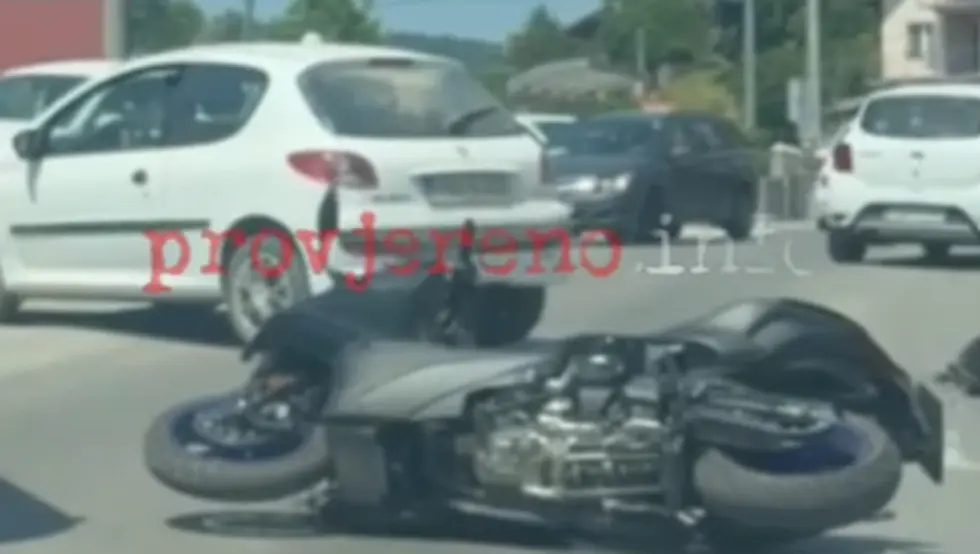 Судар аутомобила и мотора на Лаушу: Погледајте видео