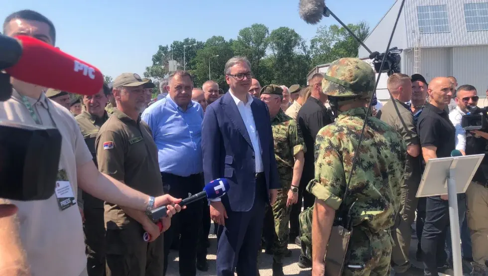 Вучић и Додик на приказу модерних средстава и система Војске Србије у Батајници