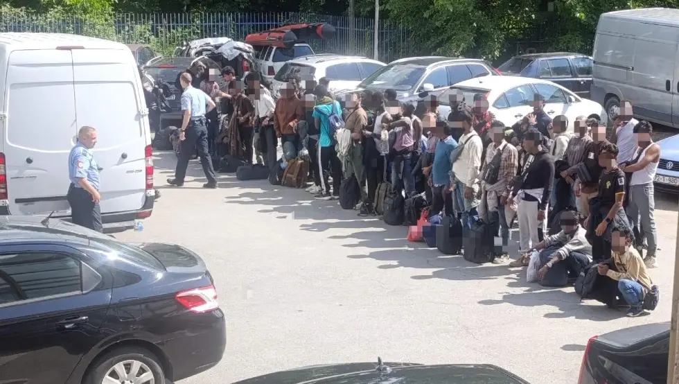 Велика акција у Козарској Дубици: У комбију пронађен 51 мигрант, ухапшен возач из Велике Кладуше