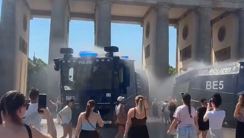 Погледајте видео: Полиција у Берлину воденим топовима расхлађује грађане