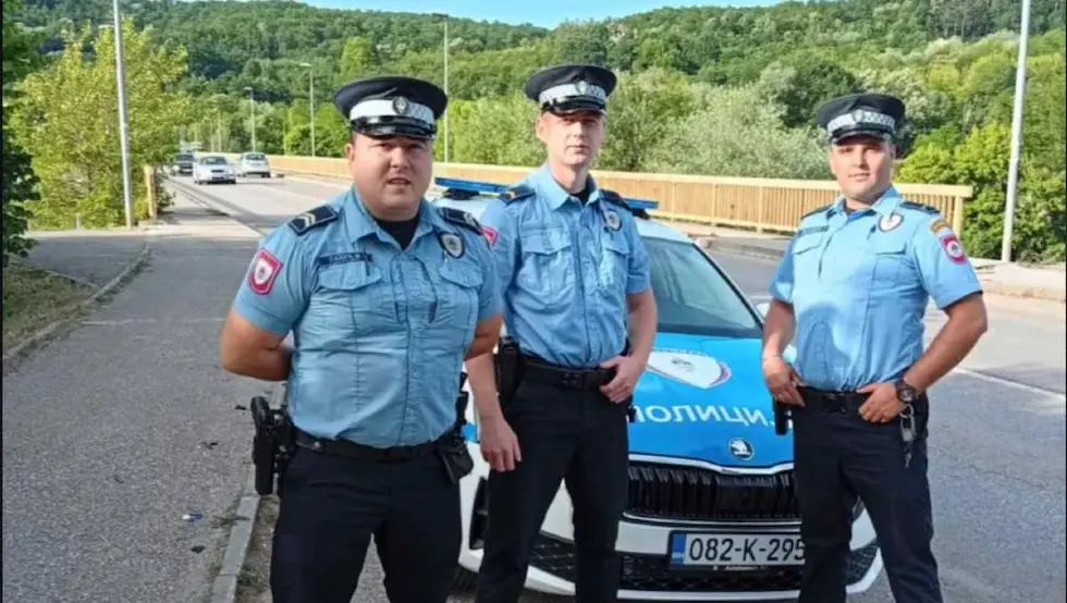 Драма у Бањалуци: Храбри полицајци спријечили мушкарца да скочи с моста