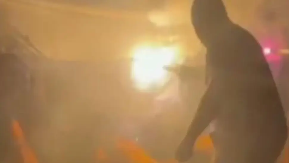 (VIDEO) Republika Srpska flag torn down and burned amid “Allahu Akbar” chants