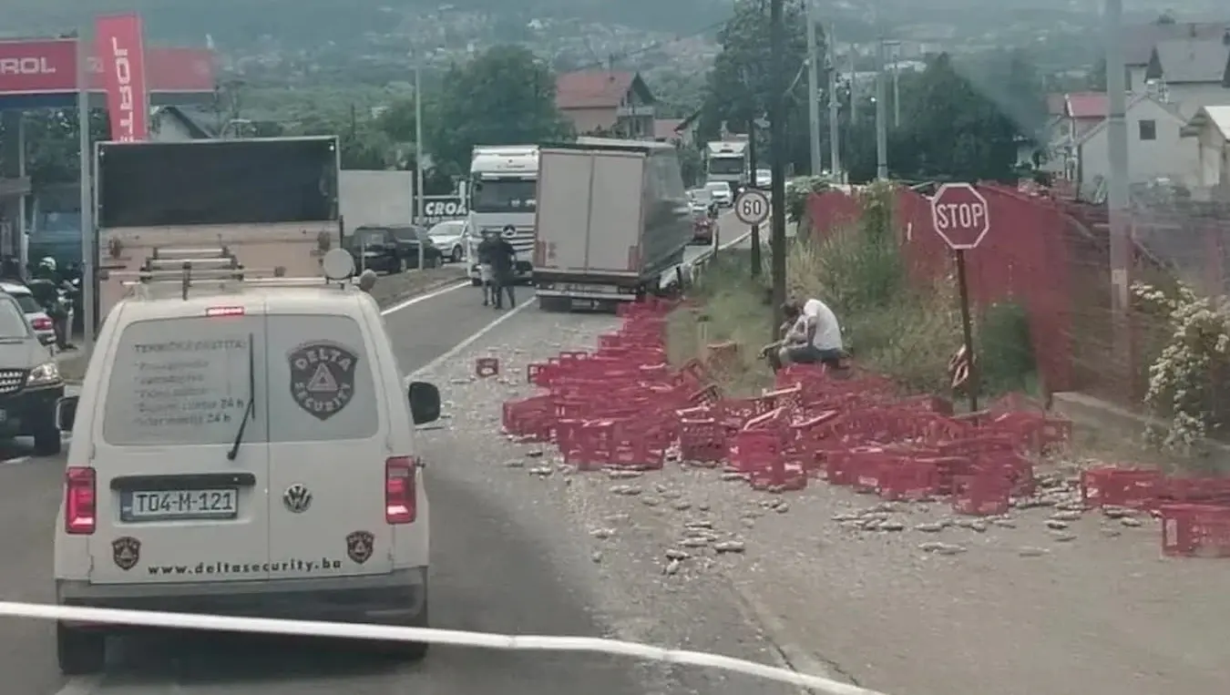 Драма у Витезу: Откачила се приколица са камиона, боце Кока-Коле расуте по цести