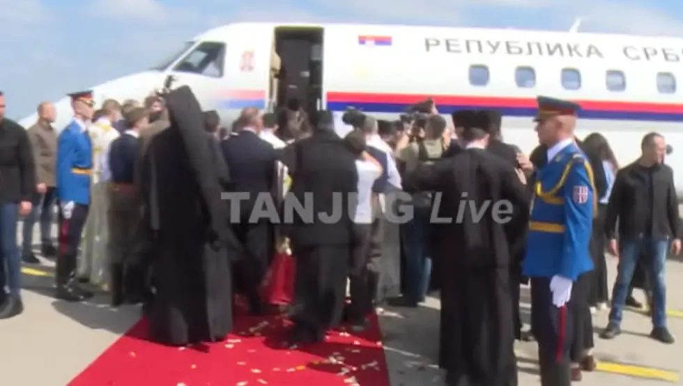 (ВИДЕО) Погледајте како је Часни појас испред Храма свечано испраћен ка аеродрому "Никола Тесла"