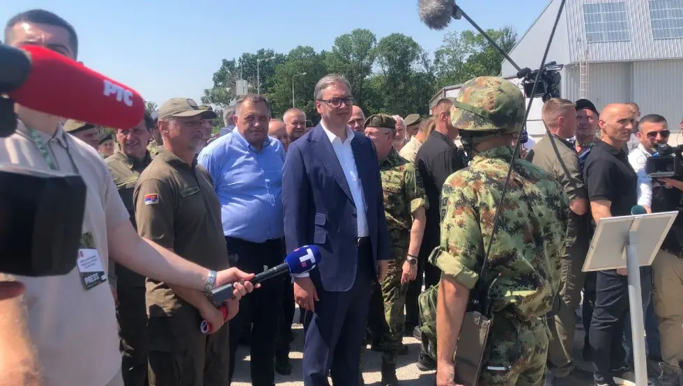 Додик, Вучић