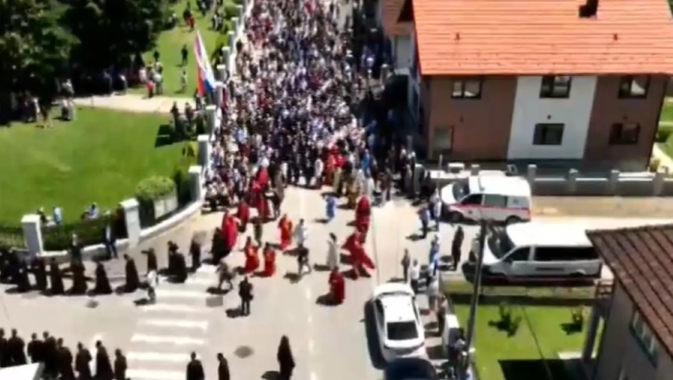 Свештенство и вјерници у молитвеном ходу: Литија из Храма кренула ка гробљу