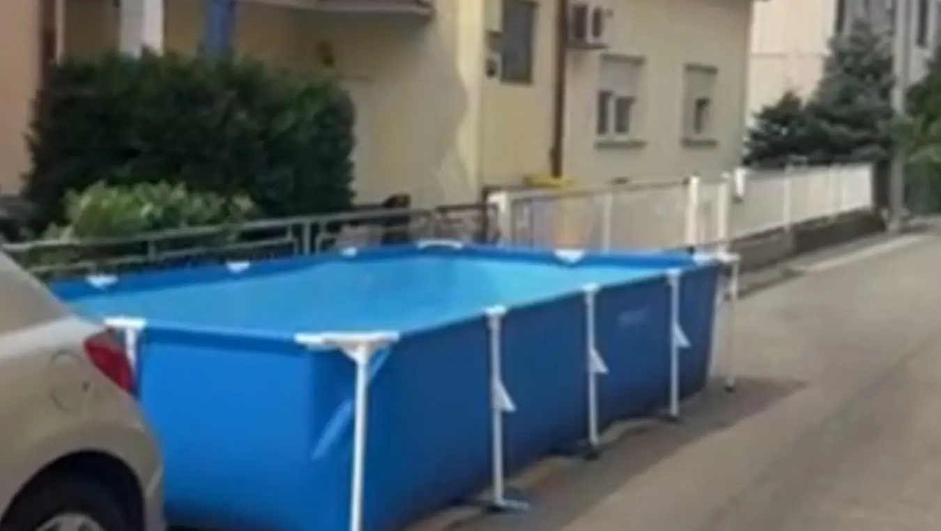 Žena postavila bazen nasred ulice: “Nemam mjesta u dvorištu” (VIDEO)