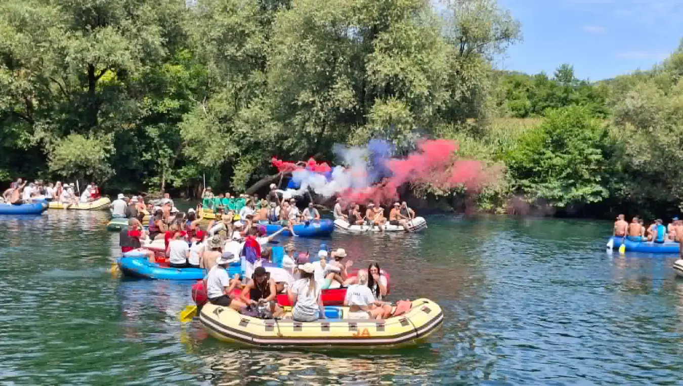 Са 110 чамаца и око 800 учесника стартовала је „Унска регата“, која спаја Костајницу и Козарску Дубицу на ријеци Уни.