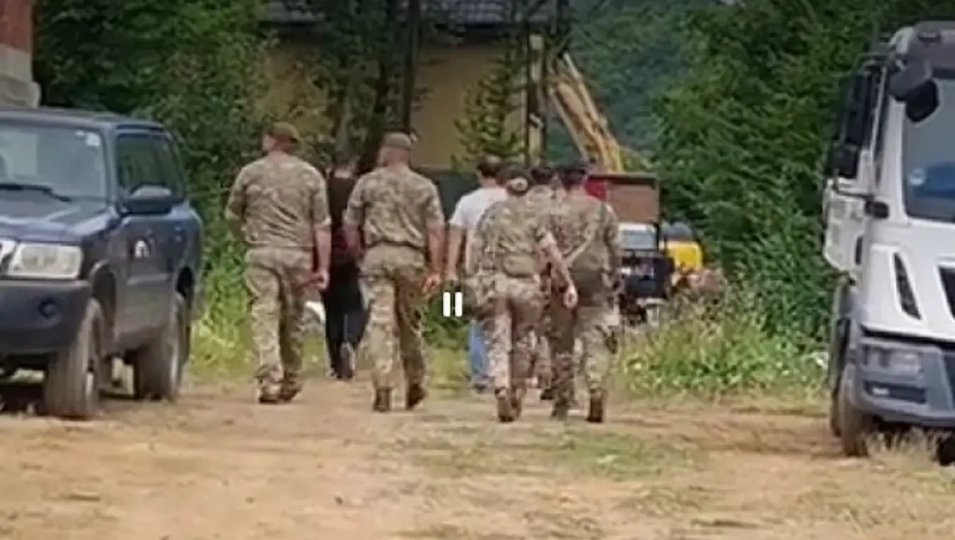 Срушене српске викендице на језеру Газиводе