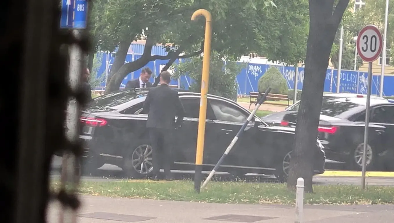 Судар возила из пратње у центру Загреба: Задимио се Ауди Андреја Пленковића