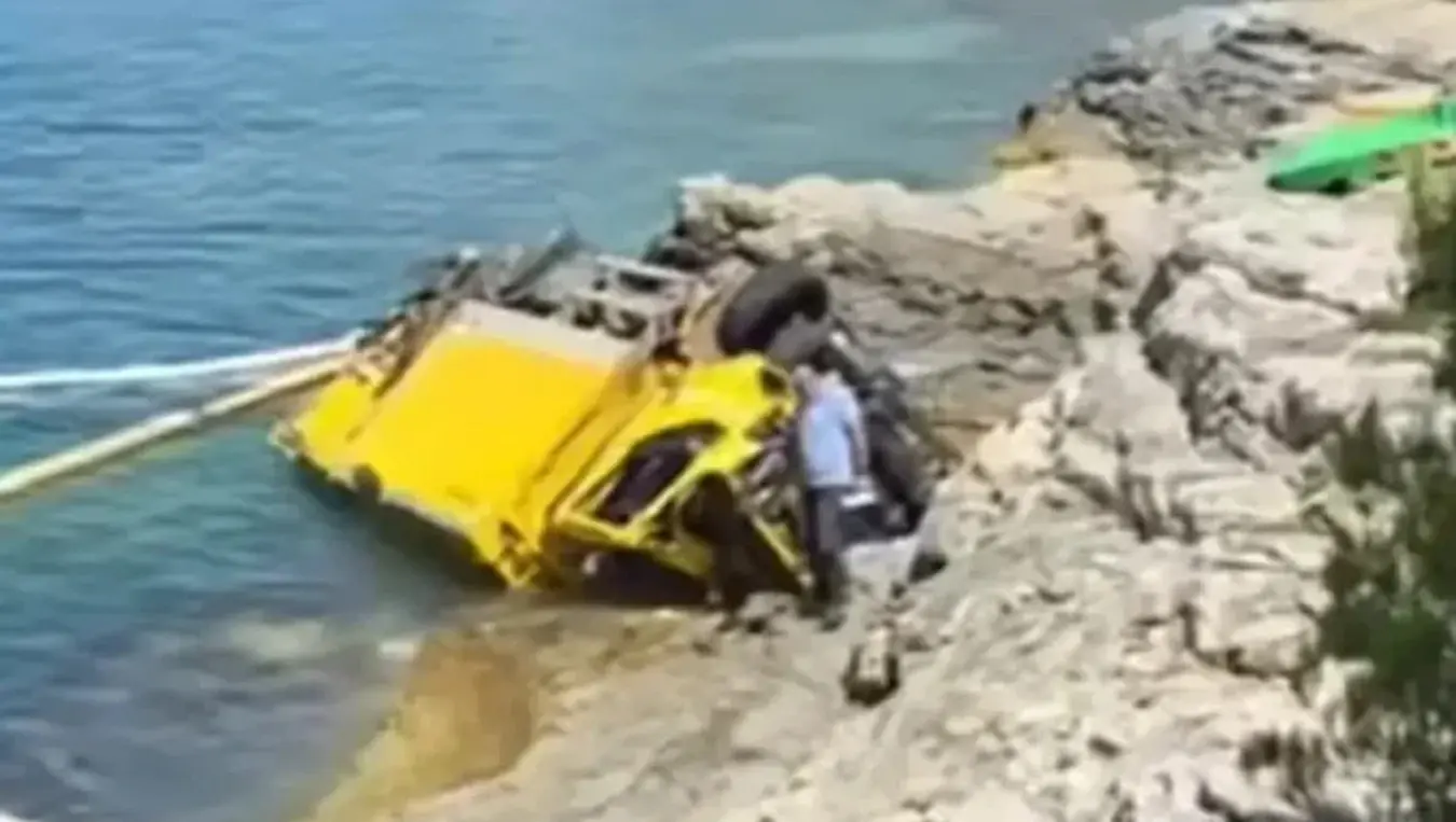 Камион слетио у море на познатој пулској плажи