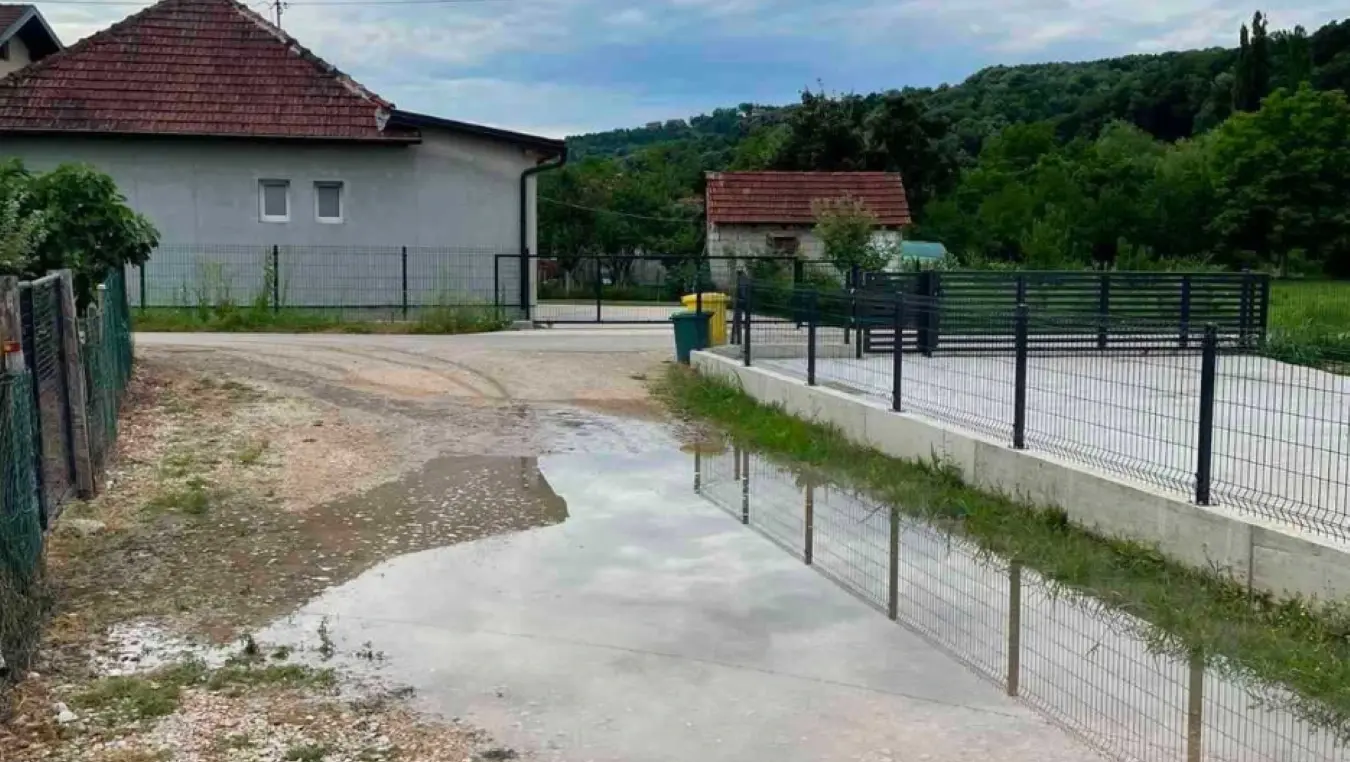 Дјецу преносе преко улице због воде која мјесецима плави бањалучку улицу