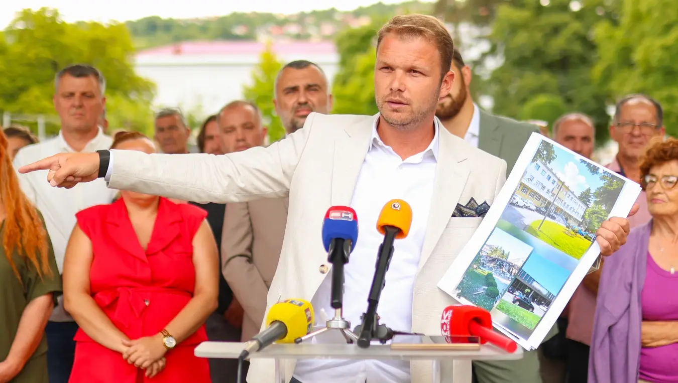 Станивуковић из Добоја: Град од 70.000 становника остао без Градске управе и Културног центра