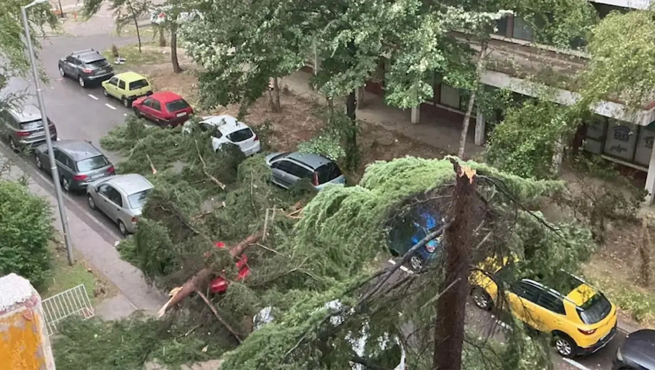 Олујно невријеме у Сјеверној Македонији: Повријеђено 15 особа, оштећена предсједничка резиденција и бројни објекти широм земље.