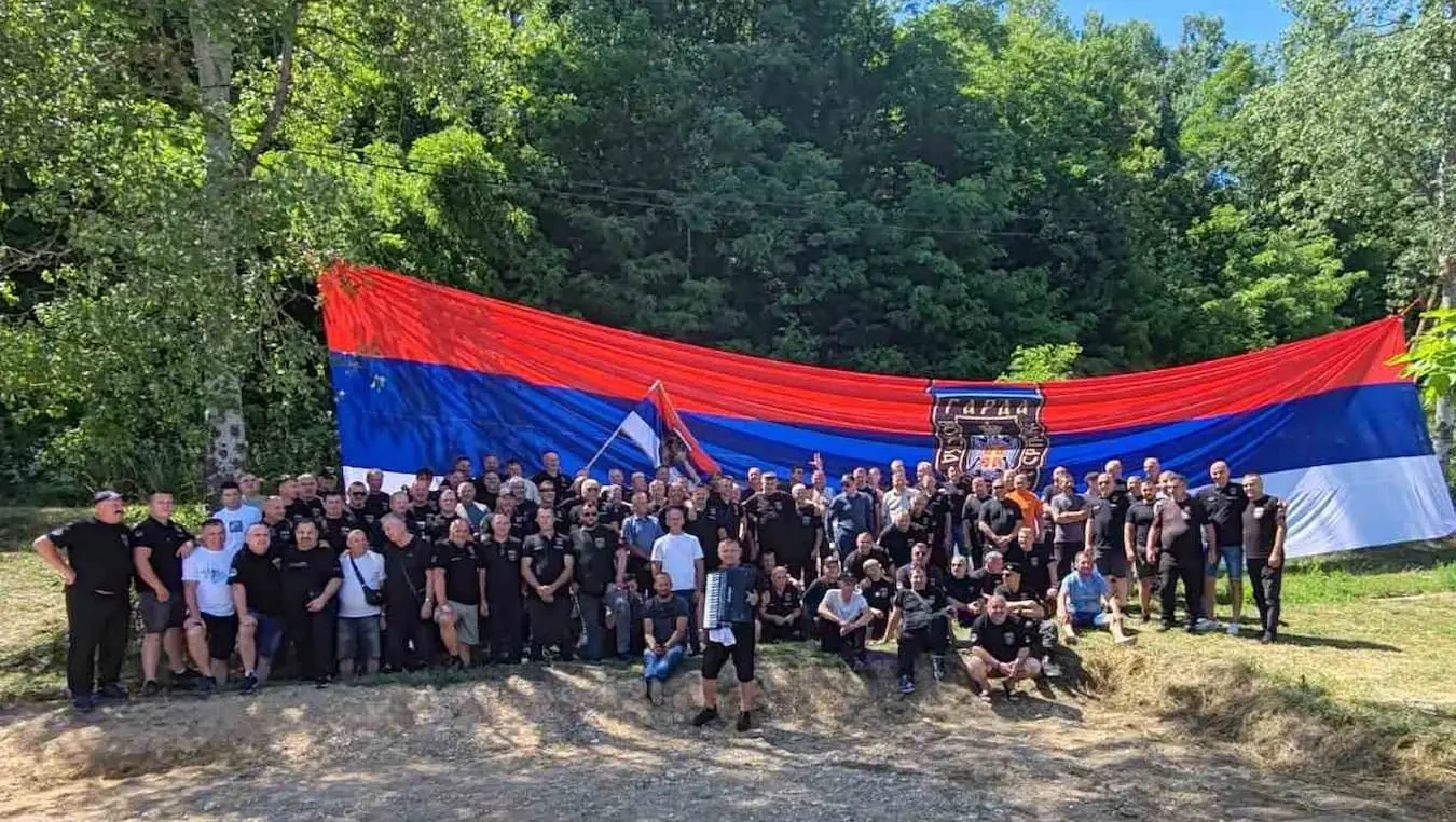 Емотиван сусрет гардиста на Мањачи: "Ево браће која смију и против НАТО да се бију"