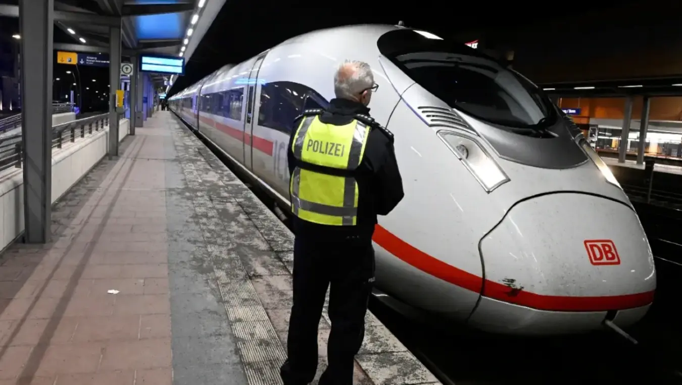 Млада мајка погинула у удару воза, у посљедњем тренутку спасила кћерку