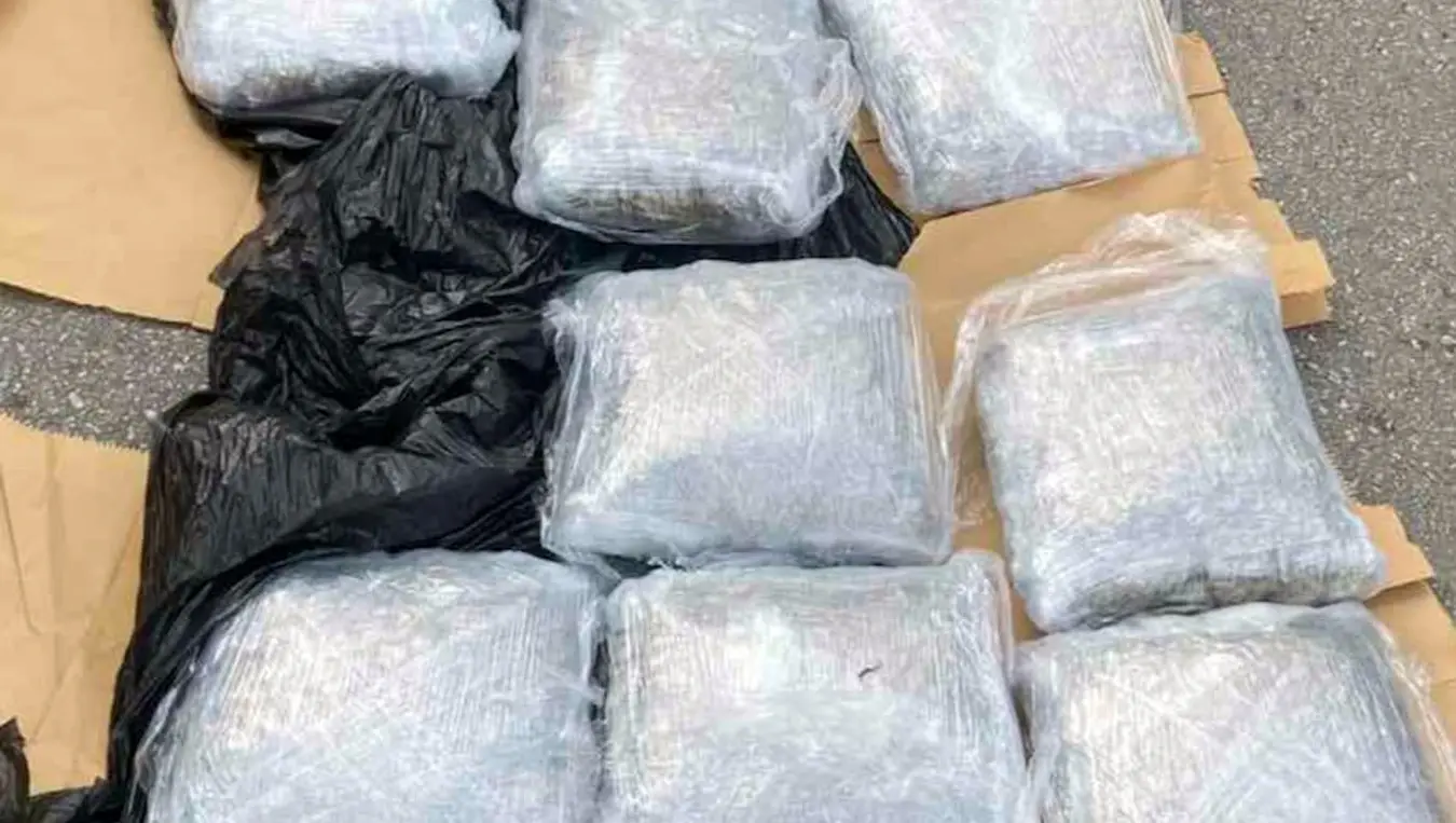Хапшење у Барајеву: У гепеку "опел корсе" пронађено 10 килограма марихуане
