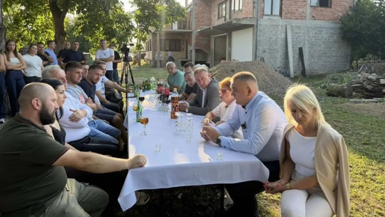 Минић у Кукуљама код Српца посјетио вишечлану породицу Шарић: Из Фонда солидарности за реконструкцију куће 130.000 КМ